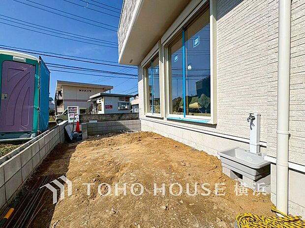 ガーデニングで色とりどりの草花を綺麗に飾ればより一層華やかな空間になります。(2025年10月撮影)