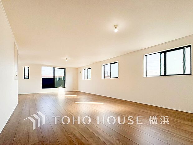 明るく開放的な空間が広がるLDK。室内には豊かな陽光が注ぎ込み、爽やかな住空間を演出。