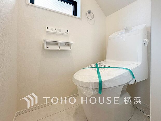 換気と明るさに配慮した、清潔感溢れるトイレ。落ち着いた空間で安らぎのひとときをお過ごしいただけます。