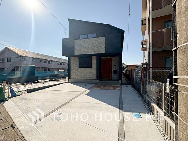 爽やかな青空の下に贅沢なほどに降り注ぐ陽光、豊かな居住性と、クオリティが見事に調和した住空間。