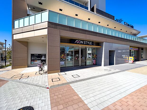 イオンスタイル横浜瀬谷　260m　2021年9月オープン。毎日の暮らしを彩る食料品から日用品まで品揃え豊富に取り揃えたスーパーです。 