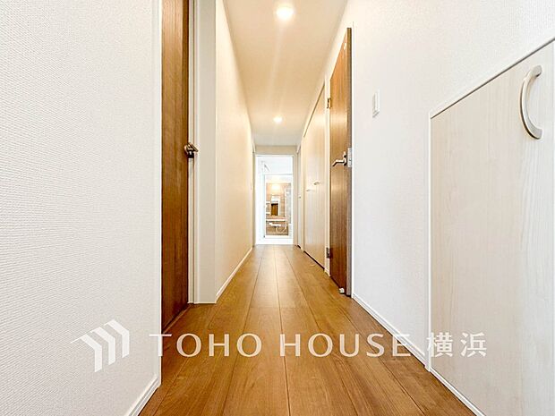 上質感漂う玄関と廊下。居住者の帰り、訪れる方を優しく迎えてくれます。