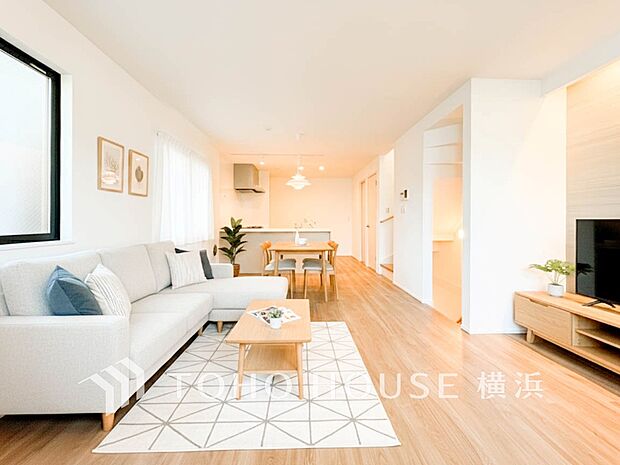 明るく開放的な空間が広がるLDK。室内には豊かな陽光が注ぎ込み、爽やかな住空間を演出。