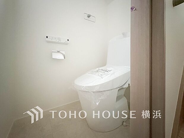 換気と明るさに配慮した、清潔感溢れるトイレ。落ち着いた空間で安らぎのひとときをお過ごしいただけます。