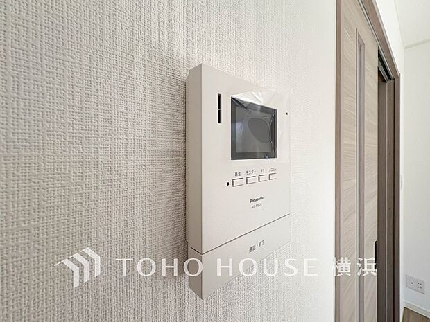誰が来てもわかる様にモニター付きインターホンを設置。快適と安らぎを合わせた優しい設計。 
