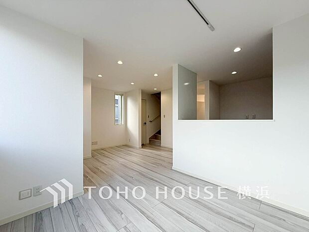 明るく開放的な空間が広がるLDK。室内には豊かな陽光が注ぎ込み、爽やかな住空間を演出。