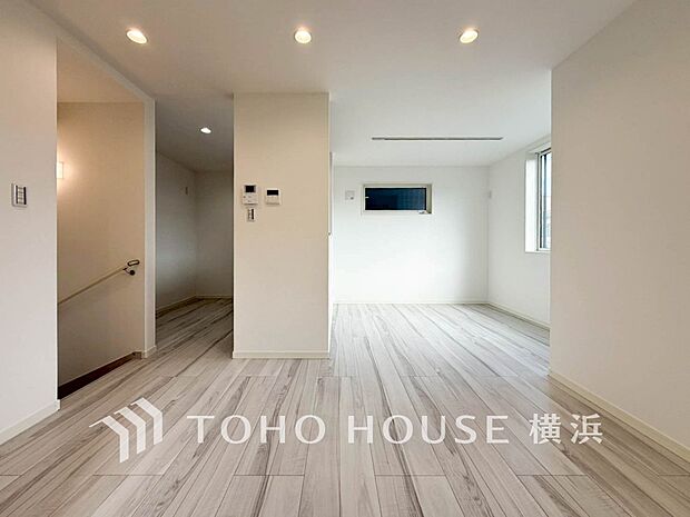 忙しい朝でも、しっかり家族が揃って食事をして頂けるゆとりある大きさのダイニングスペース。