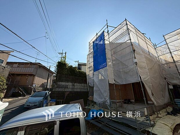 暖かな陽光と爽やかな風がハーモニーを奏でる上質な空間を愉しむ暮らし。（2025年10月撮影）