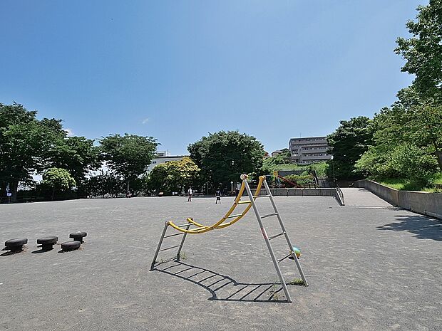 中原公園　550m　広い広場とお子様が楽しめる遊具が揃っています。地域の夏祭りや防災訓練などが行われる公園です。 