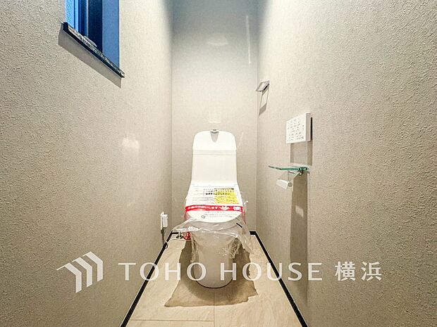 換気と明るさに配慮した、清潔感溢れるトイレ。落ち着いた空間で安らぎのひとときをお過ごしいただけます。