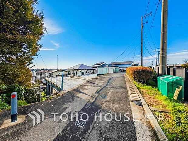 商業・公共施設が身近に揃う暮らしに便利な住環境です。(2025年11月撮影)