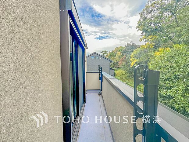 心地よい陽射しや暖かな風を楽しむことが出来るバルコニー。