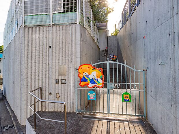 大谷学園幼稚園　260m　オートロックの園舎でセキュリティ面も安心です。遊びを中心に集団を意識した保育を行っています。 