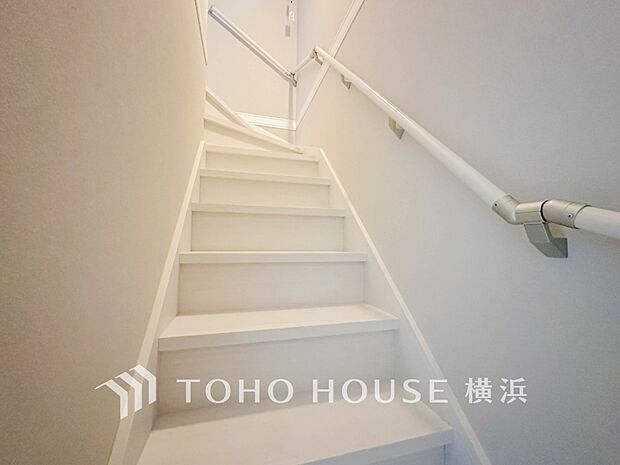 各フロアを結ぶ階段。集いの空間と一人の時間を楽しむプライベートルームをバランスよく繋いでいます。