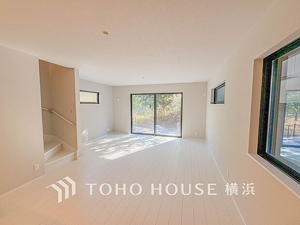 忙しい朝でも、しっかり家族が揃って食事をして頂けるゆとりある大きさのダイニングスペース。