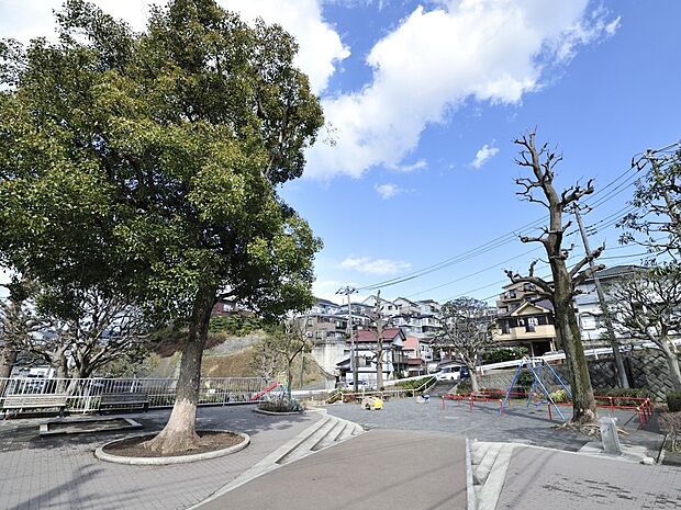 貝塚公園 450m 広場が3箇所に分かれている広い公園です。ユニークな遊具は小さい子におすすめです。
