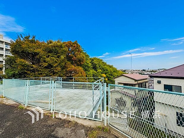 美しい街並みと穏やかな住環境でやすらぎの暮らしを叶えます。(2025年11月撮影)(B棟)