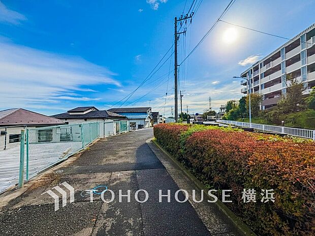 小学校、公園が近く子育てにも安心です。（2025年11月撮影）