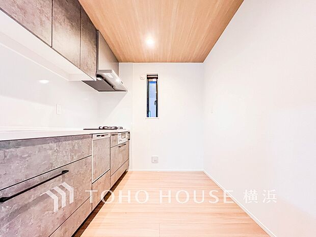 機能性とデザイン性を兼ね備えたシステムキッチン。リビングとの一体感も考慮され、美しい空間が実現。