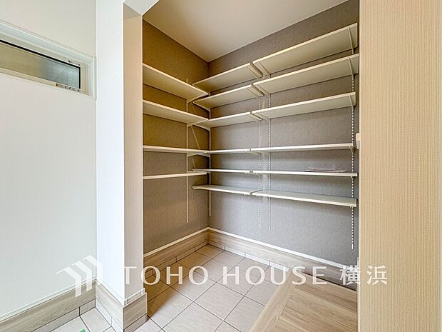 パントリーには缶詰や調味料などの食品類、かさばるペーパーやラップ類をまとめて収納できます。