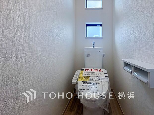 換気と明るさに配慮した、清潔感溢れるトイレ。落ち着いた空間で安らぎのひとときをお過ごしいただけます。