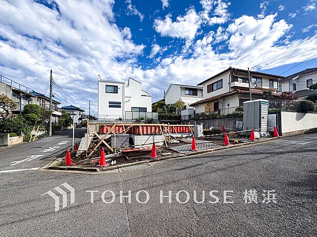 暖かな陽光と爽やかな風がハーモニーを奏でる上質な空間を愉しむ暮らし。(2025年11月撮影)