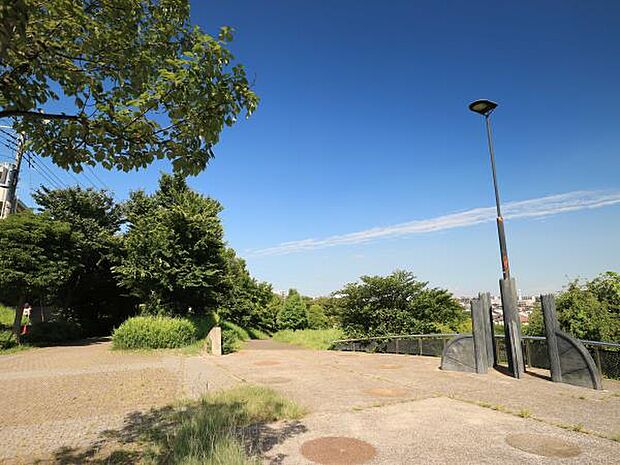 東山田公園 130m 高台にあり眺めがよい公園。なだらかな丘陵でのんびりとしています。