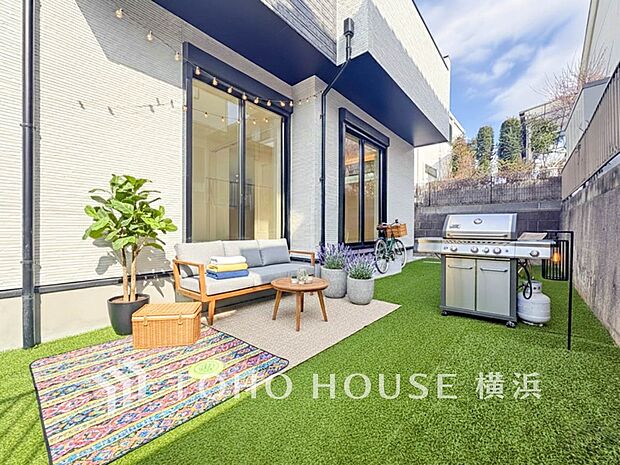 ガーデニングで色とりどりの草花を綺麗に飾ればより一層華やかな空間になります。(AI加工しています)