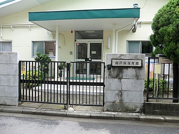 横浜市南戸塚保育園　1200m　広い園庭と2か所に配置されたホールで、日々のびのびと身体を動かしてあそび人との関わり方を学びます。