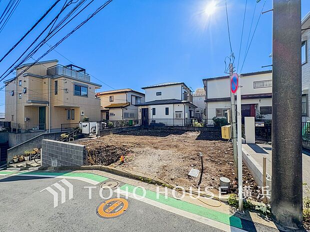 十分な広さのカースペースは、お車2台分の広さがあります。(2025年11月撮影)