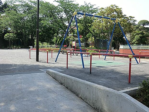 法泉二丁目公園 120m 閑静な住宅街の中にある公園。お子様が楽しめるすべり台やブランコなどの遊具があります。