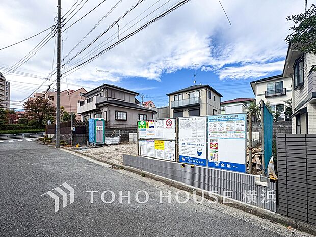 表現された空間は豊かな光と風を纏い、暮らしの時間を豊かにしてくれます。（2025年11月撮影）