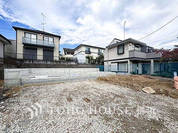 陽当りに恵まれ、心地よい光と風が溢れた敷地。（2025年11月撮影）