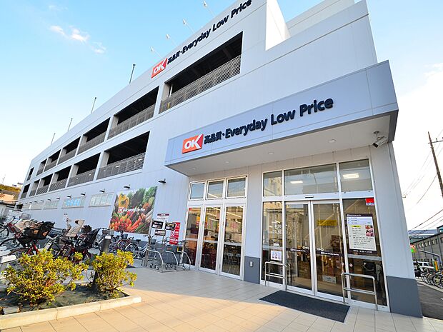 オーケー川和町店　1000m　関東圏を中心にコスパの良い商品を取り扱うと話題のお店。週末にまとめ買いもいいですね。  