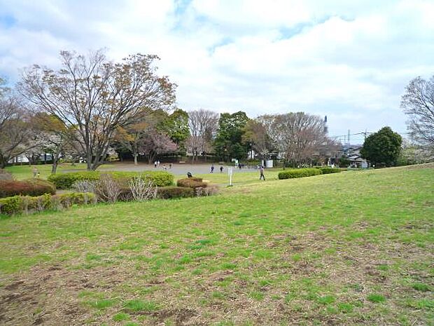月出松公園　400m　遺跡の上に整備された公園。 