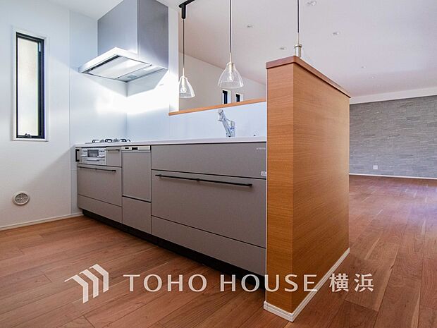 機能性とデザイン性を兼ね備えたシステムキッチン。リビングとの一体感も考慮され、美しい空間が実現。