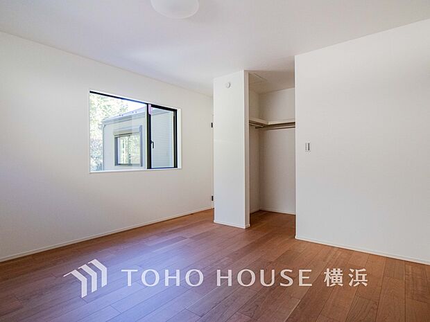 一日の疲れをいやしてくれる寝室。時を忘れて過ごす場所として過ごせるお部屋。