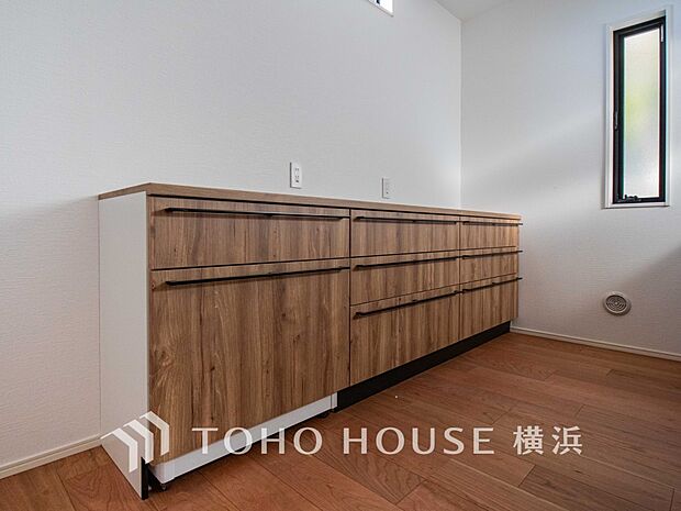 電子レンジや炊飯器などの家電が収納できます。