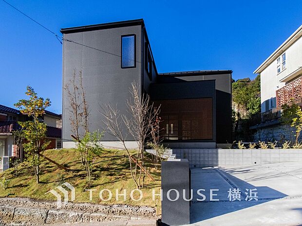 時代の流れに惑わされないシックなカラートーンで街並みに溶け込む外観。