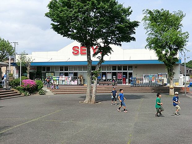 西友逗子ハイランド店　2100m　食卓を飾る新鮮な食料品が毎日揃います。家族の笑顔を思い浮かべながらお買い物も楽しいです。 