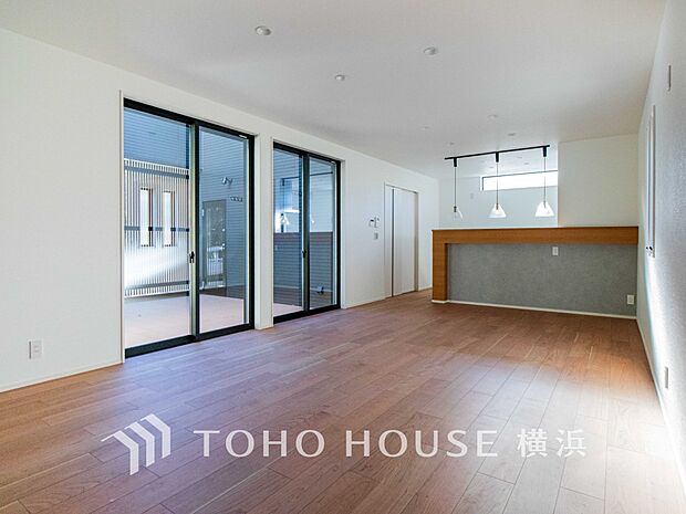 忙しい朝でも、しっかり家族が揃って食事をして頂けるゆとりある大きさのダイニングスペース。