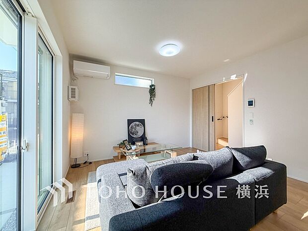 明るく開放的な空間が広がるLDK。室内には豊かな陽光が注ぎ込み、爽やかな住空間を演出。