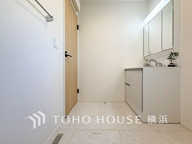 脱衣スペースを含む空間はゆとりの広さを設け、スッキリ保てます。