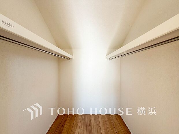 ウォークインクローゼットは家族みんなの衣類が収納できるよう広めに設計。