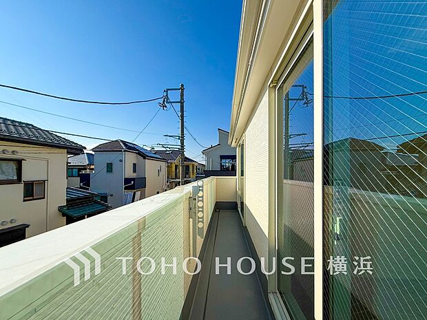 休日にまとめてお洗濯される方も安心のバルコニー。