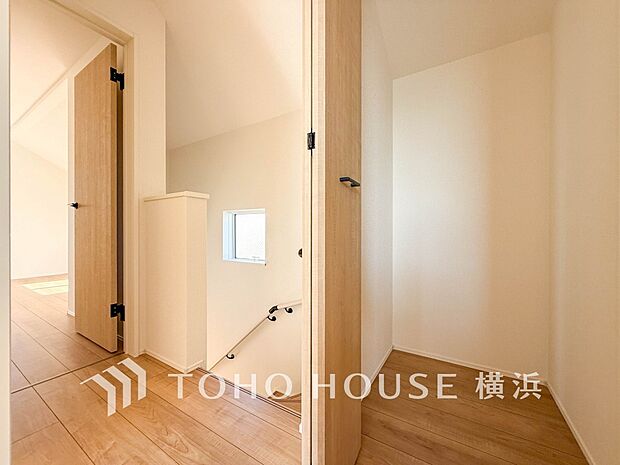 清潔感漂う廊下。各お部屋をつなぐ主要空間として美しく存在しています。