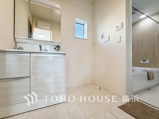 洗濯機を配置しても十分なスペースを確保した設計となっております。