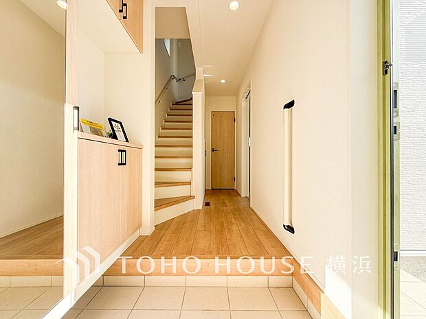 上質感漂う玄関と廊下。居住者の帰り、訪れる方を優しく迎えてくれます。