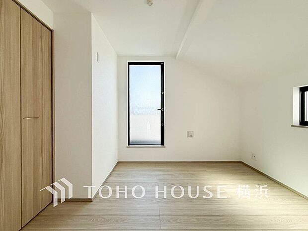 心地よい光と風があふれています。プライベートな自分時間を快適に過ごせるお部屋。