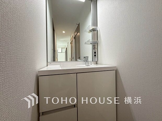 ハンドシャワー付きの洗面化粧台。朝の忙しい時間にも、手早く身支度を整えられそうです。